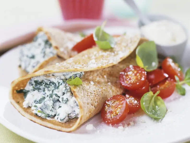 Pfannkuchen mit Frischkäse-Spinat-Füllung und Cocktailtomaten