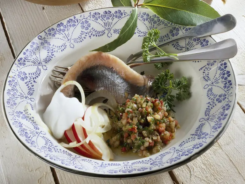 Matjes mit Kartoffeln und Speck-Dip