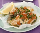 Lachs mit Kapern und Tomaten en papilotte