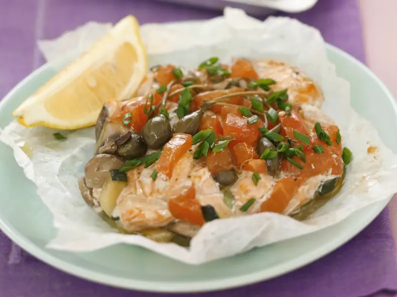 Lachs mit Kapern und Tomaten en papilotte