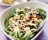 Salat aus Blattspinat, getrockneten Tomaten und Käse