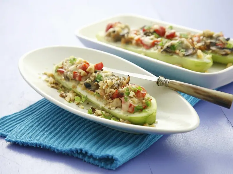 Gurkenschiffchen mit Pilzen und Schinken