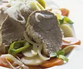 Tafelspitz mit Suppengemüse und geriebenem Meerrettich