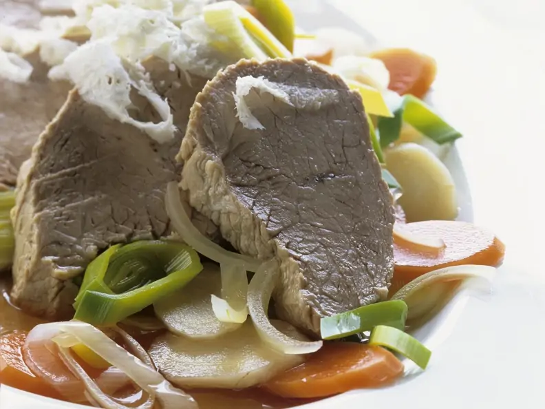 Tafelspitz mit Suppengemüse und geriebenem Meerrettich