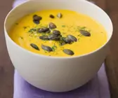Kürbis-Kartoffel-Suppe mit Kürbiskernen