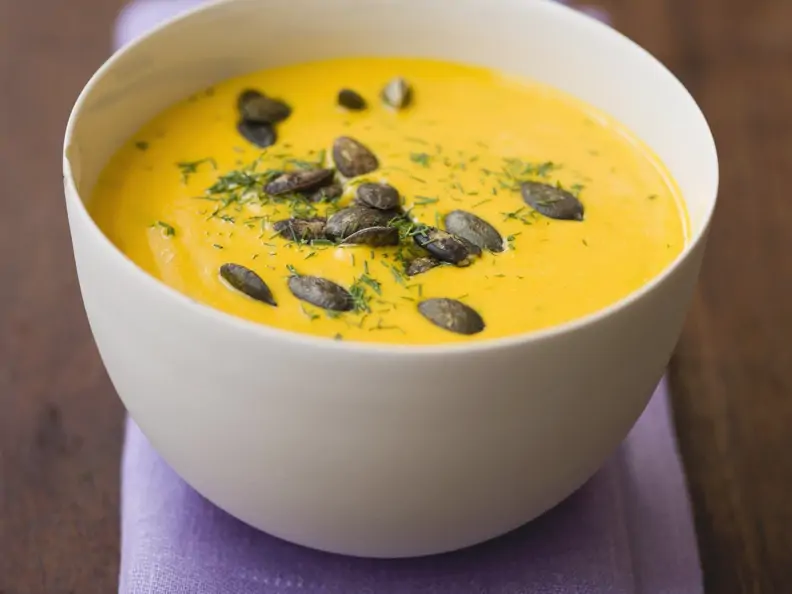 Kürbis-Kartoffel-Suppe mit Kürbiskernen