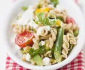 Bunter Nudelsalat mit Bohnen und Schafskäse