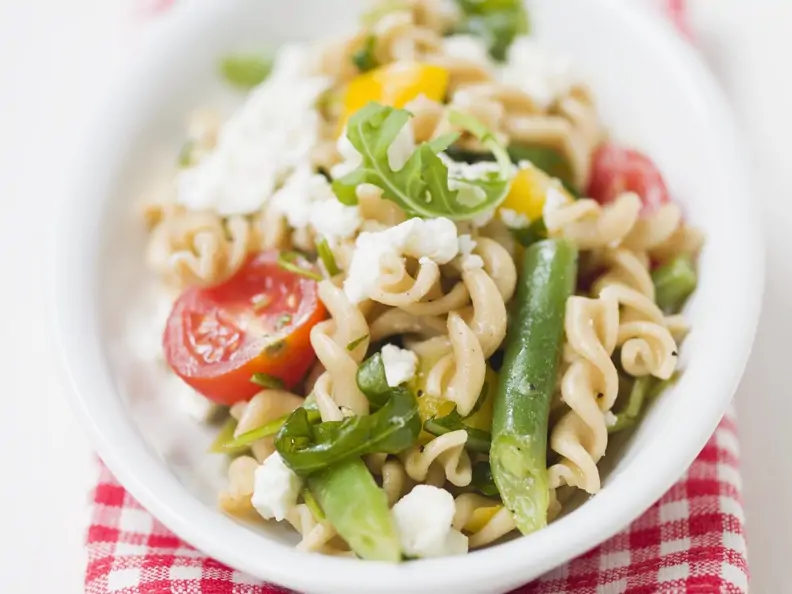 Bunter Nudelsalat mit Bohnen und Schafskäse