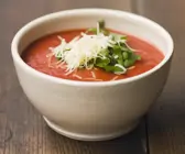 Scharfe Tomatensuppe mit Parmesan