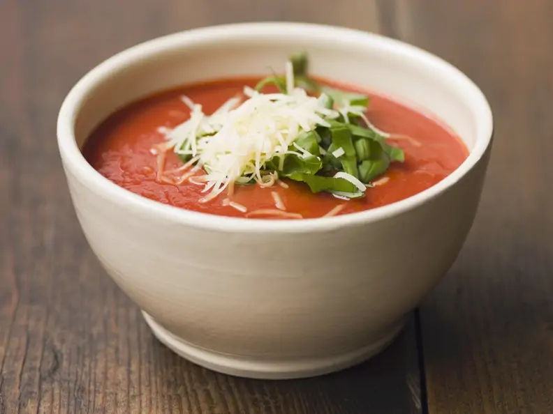 Scharfe Tomatensuppe mit Parmesan