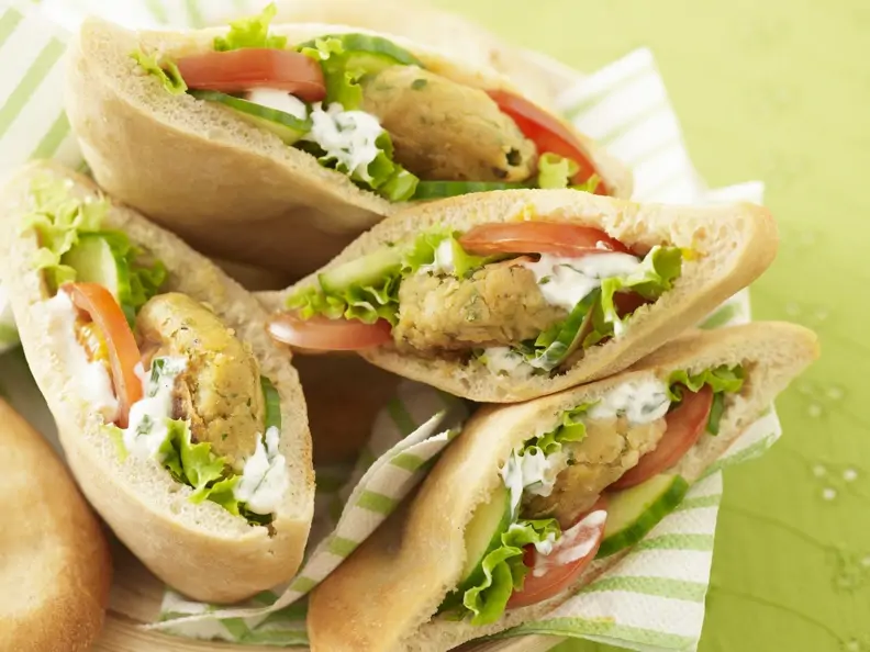 Pitabrote mit Falafel