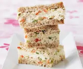 Sandwichs mit Thunfischaufstrich, Oliven und Estragon