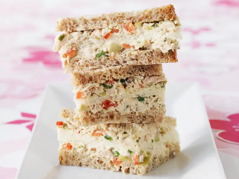 Sandwichs mit Thunfischaufstrich, Oliven und Estragon