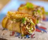 Auberginenrouladen mit Quark und Walnüssen gefüllt