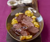 Hasenrücken mit Sherrysoße und pfeffrigen Birnen
