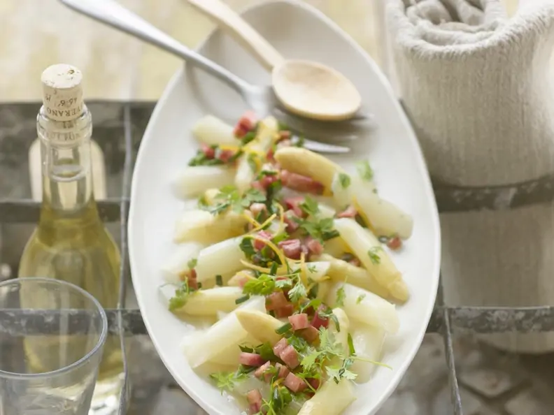 Spargelsalat mit Rhabarber-Vinaigrette