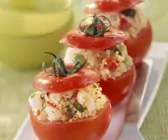 Gefüllte Tomaten und Couscous und Garnelen