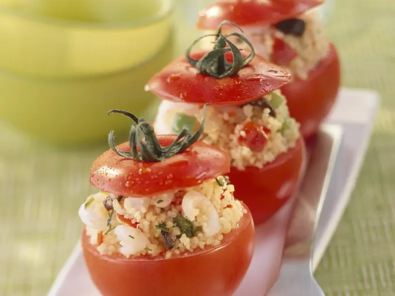 Gefüllte Tomaten und Couscous und Garnelen