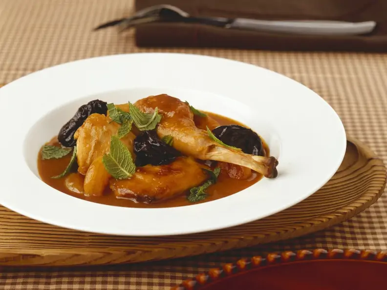 Kaninchen mit Trockenobst und Minze