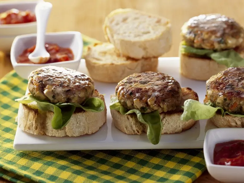 Burger aus Rindfleisch und Tofu