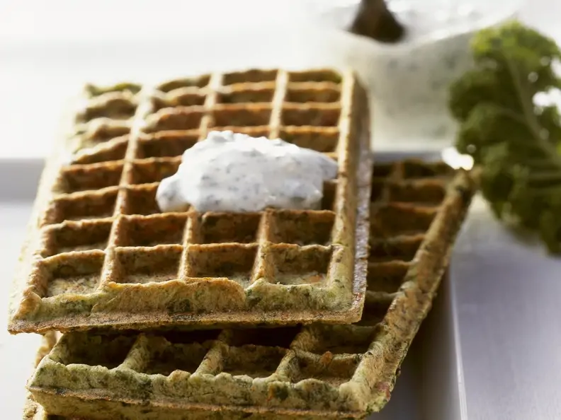 Waffeln aus Grünkohl mit Kräutersoße