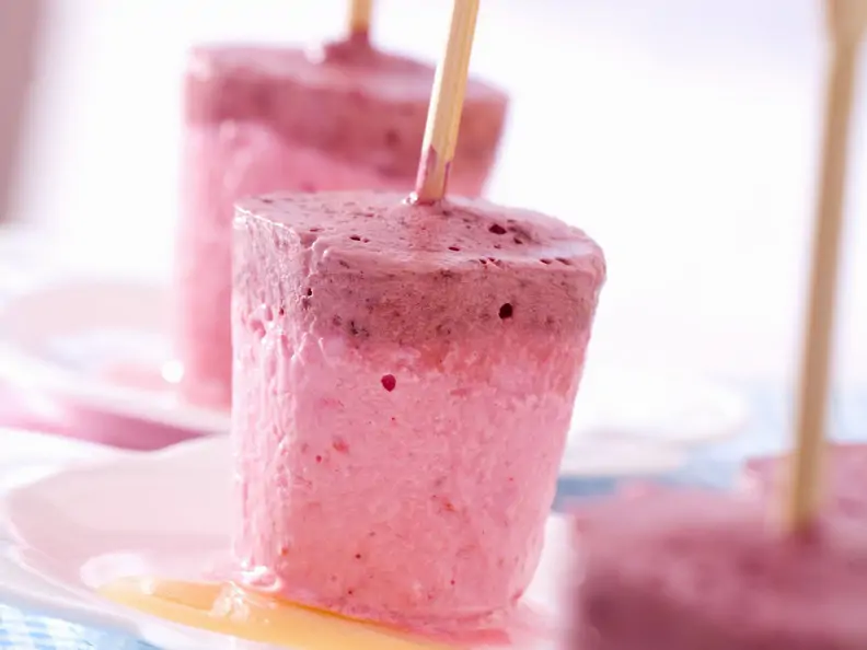 Joghurteis mit Himbeeren