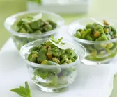Salat aus Saubohnen, Minze, Pinienkernen und Parmesan
