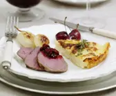 Rehrückenbraten mit Kartoffelauflauf und Kirchsoße