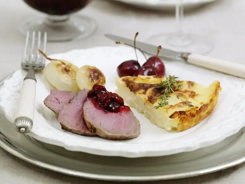 Rehrückenbraten mit Kartoffelauflauf und Kirchsoße