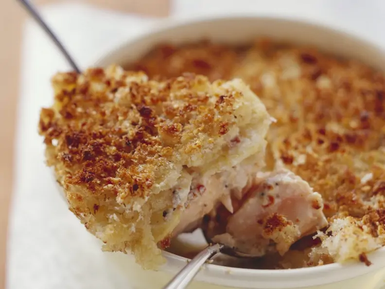 Kartoffelgratin mit scharfem Lachs, Fenchel und Krümmelkruste