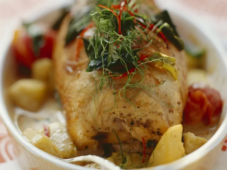 Putenbraten mit Ananas und Tomaten auf Thai-Art