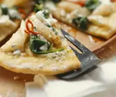 Pizza mit Spargel, Bärlauch, Spinat und Frischkäse