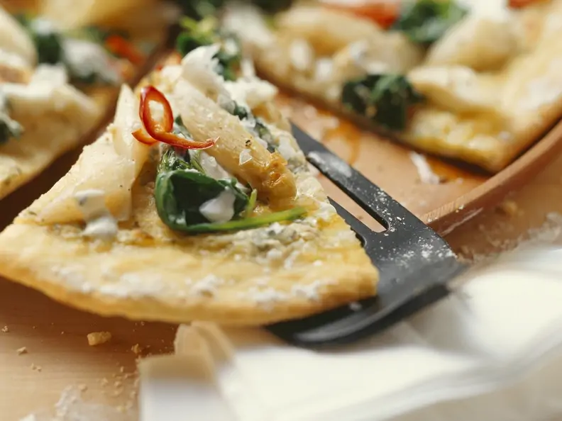 Pizza mit Spargel, Bärlauch, Spinat und Frischkäse