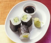 Sushi (Maki) mit Ingwer-Avocado-Soße