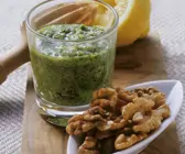 Pesto mit Petersilie und Walnüssen