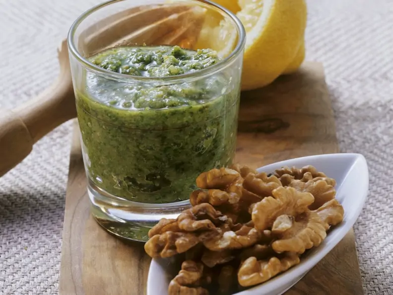 Pesto mit Petersilie und Walnüssen