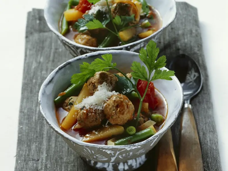 Bohnensuppe mit Hack-Kräuter-Klößchen