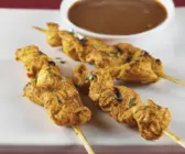 Hähnchen-Satay dazu Erdnussdip