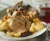 Braten vom Kalb mit Kartoffeln und Johannisbeersoße