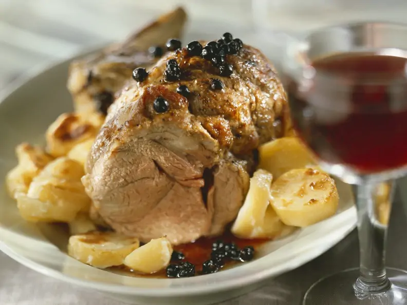 Braten vom Kalb mit Kartoffeln und Johannisbeersoße
