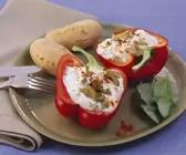 Paprika mit Olivenquark gefüllt dazu Pellkartoffeln