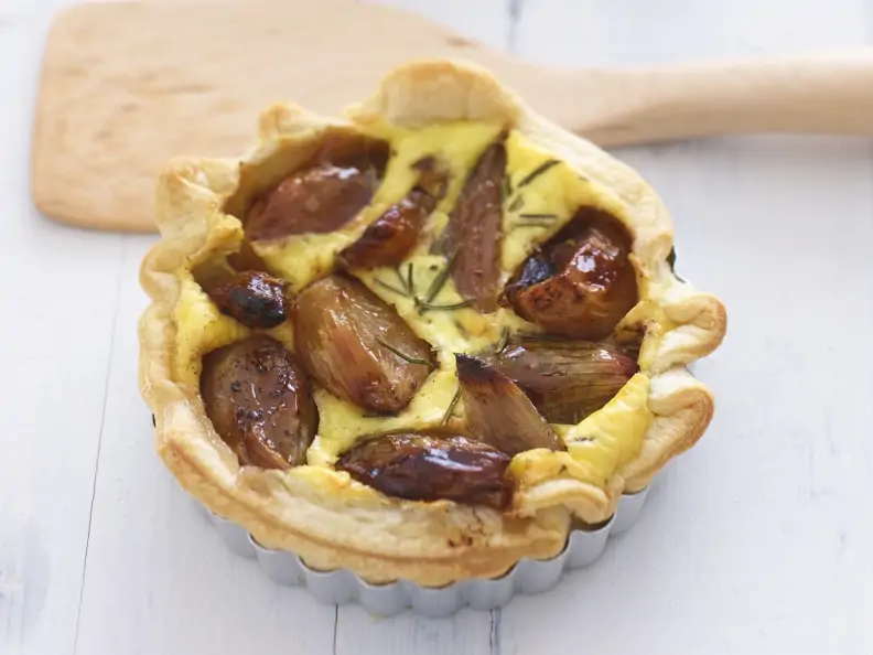 Mini-Quiche mit glasierten Schalotten