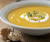 Cremige Butternuss-Kürbissuppe mit Kartoffeln