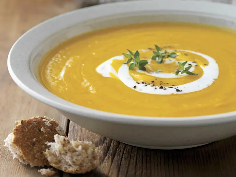 Cremige Butternuss-Kürbissuppe mit Kartoffeln