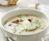 Polnische Suppe mit Wurst und Wachteleiern (Zurek)