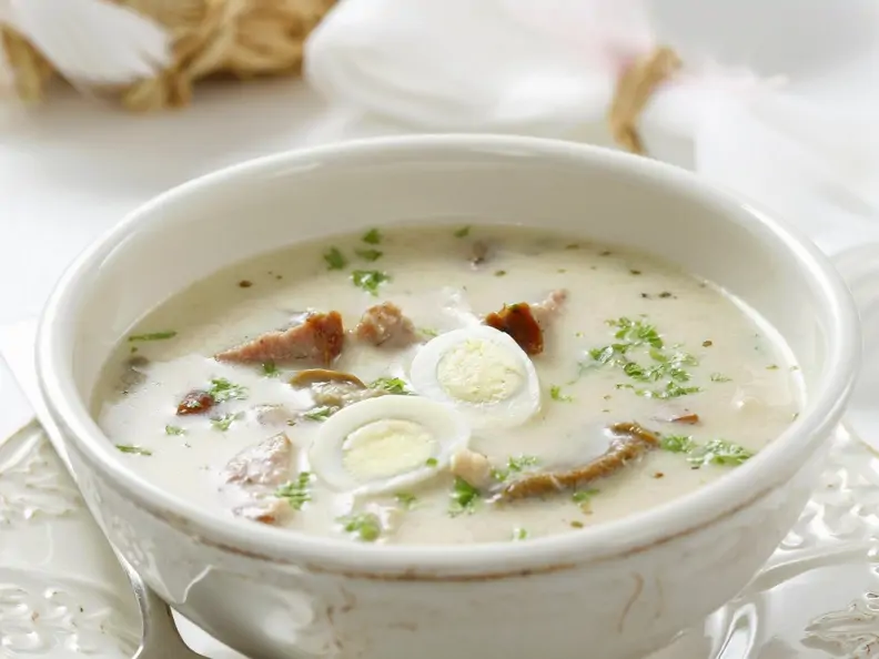 Polnische Suppe mit Wurst und Wachteleiern (Zurek)
