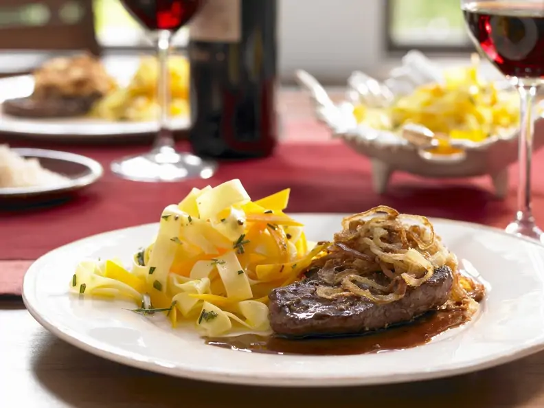 Zwiebelbraten mit Kürbisnudeln