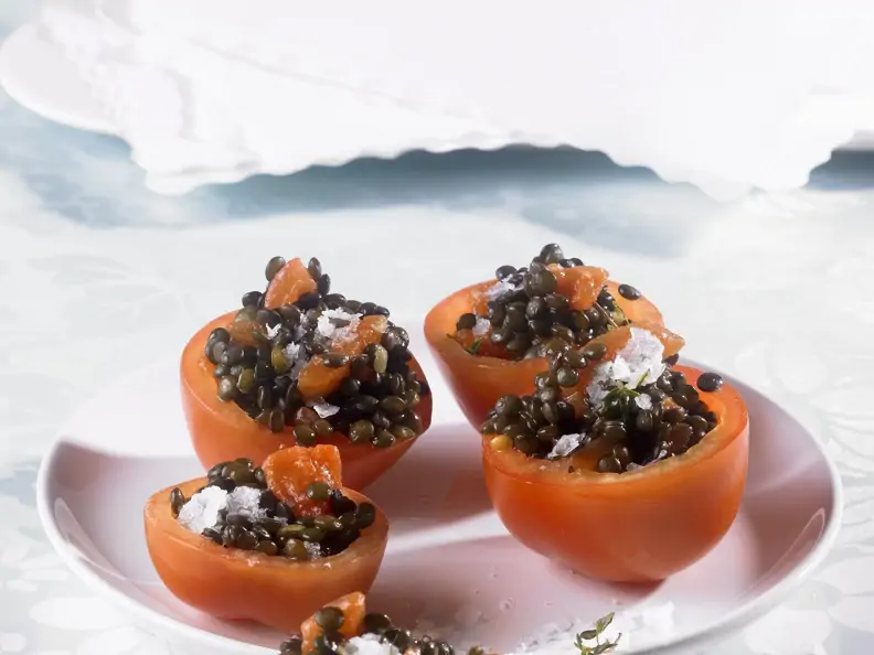 Tomaten mit Linsensalat gefüllt