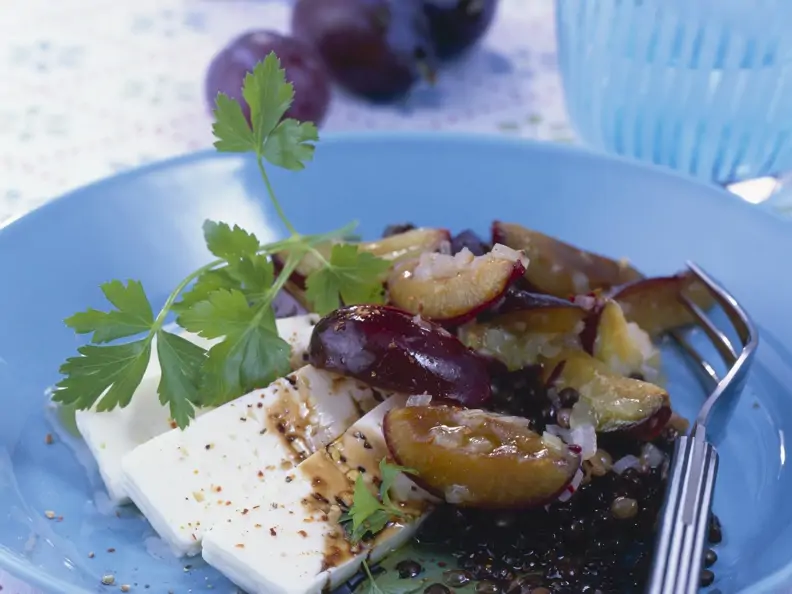 Linsen-Pflaumen-Salat mit Schafskäse