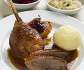 Gänsebraten mit Kartoffelkloß, Rotkraut und Sauerkraut